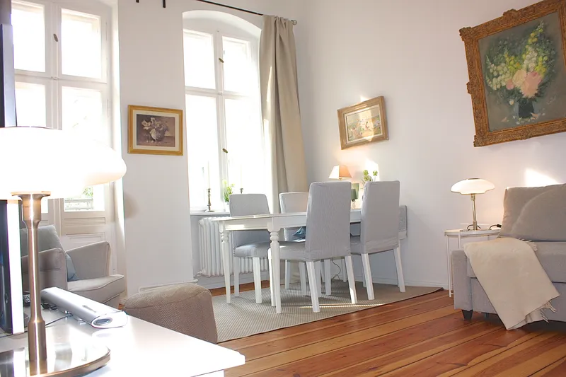 Bestlage nähe Kurfürstendamm, helle ruhige 2 Zimmer mit Balkon und Blick in den Garten — photo 1